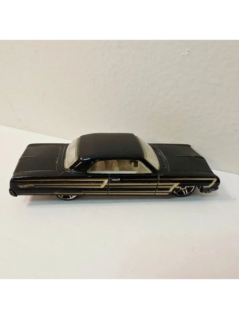 Hot Wheels Muscle Mania 1964 Chevy Impala 2-Door Hardtop Black/Gold